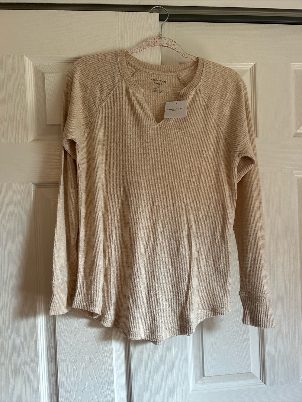 NWT America Eagle Cream Neutral Notch V neck long sleeve scoop hem top